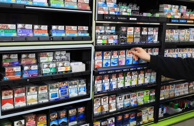 담배 진열대 모습.  연합뉴스