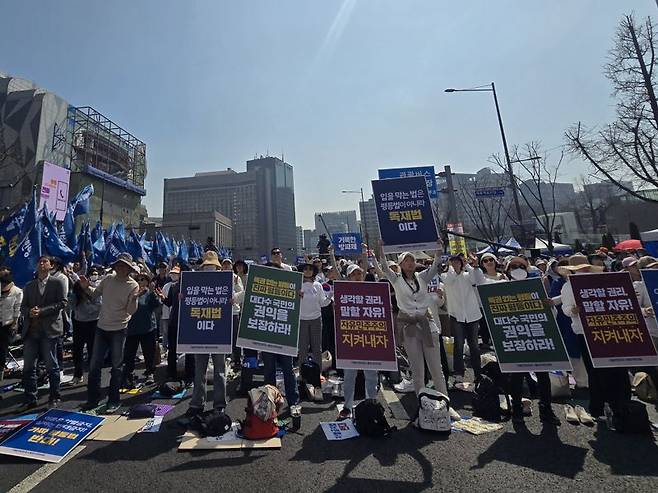 거룩한방파제 통합국민대회 준비위원회(준비위)가 28일 서울 중구 서울시의회 앞에서 예배를 하고 '22대 국회 발의 차별금지법'에 반대하는 대규모 집회를 개최했다. 사진=서지윤 기자