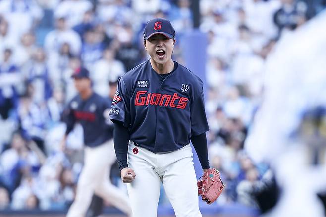 롯데 자이언츠 박정민이 28일 대구 삼성라이온즈파크에서 열린 2026 KBO리그 삼성 라이온즈와 경기에서 9회말 호투한 뒤 기뻐하고 있다. 롯데 자이언츠 제공