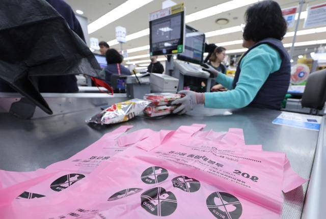 27일 서울 시내 한 대형마트에 종량제 봉투가 놓여져 있다. 뉴스1