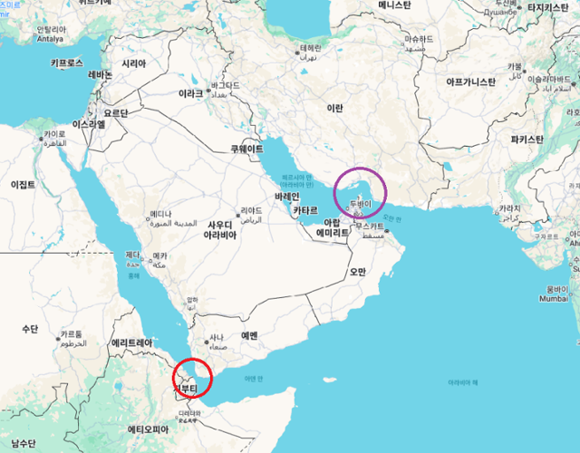 홍해 입구에 있는 바브엘만데브해협(빨간 동그라미)과 페르시아만 입구에 있는 호르무즈해협(보라색 동그라미). 구글지도 캡처