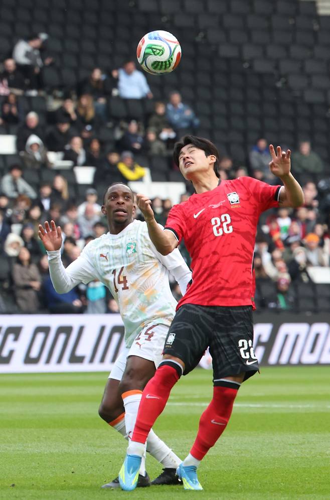 <yonhap photo-6734=""> 볼다툼 벌이는 설영우 (밀턴킨스[영국]=연합뉴스) 최재구 기자 = 한국축구국가대표팀 설영우가 28일(현지시간) 영국 밀턴킨스 스타디움 MK에서 열린 코트디부아르와 평가전에서 볼다툼을 벌이고 있다. 2026.3.28 jjaeck9@yna.co.kr/2026-03-28 23:30:31/ <저작권자 ⓒ 1980~2026 ㈜연합뉴스. 무단 전재 재배포 금지, AI 학습 및 활용 금지></yonhap>