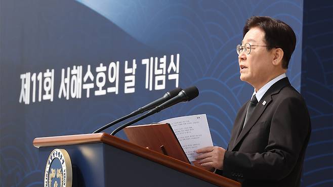 이재명 대통령이 27일 국립대전현충원에서 서해수호의 날 기념사를 하고 있다.
