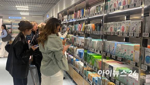 26일 서울 명동 '올리브영 센트럴 명동 타운'에서 외국인 고객들이 상품을 둘러보고 있다. [사진=진광찬 기자]