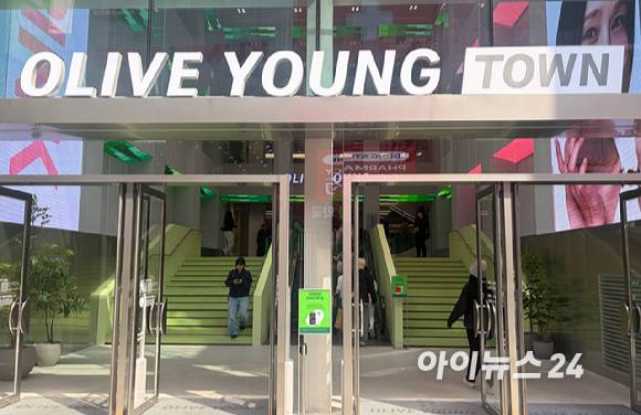 26일 오픈한 올리브영 센트럴 명동 타운점 입구. [사진=진광찬 기자]