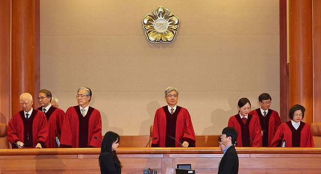 김상환 헌법재판소장을 비롯한 헌법재판관들이 26일 서울 종로구 헌법재판소 대심판정에서 열린 3월 심판사건 선고를 위해 입장하고 있다. 연합뉴스