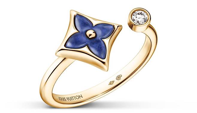 옐로 골드에 소달라이트와 다이아몬드를 세팅한 컬러 블라썸 오픈 링. 사진 루이 비통