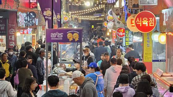 지난해 4월 25일 구미 새마을 중앙시장에서 개장한 '달달한 낭만 야시장'이 시민들로 붐비고 있다. 뉴스1