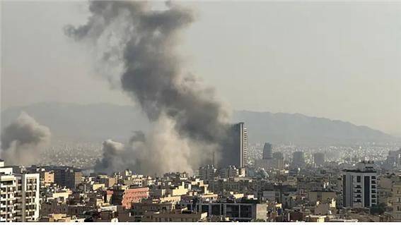 지난달 28일 테헤란의 이란 전쟁 지휘부 3곳에 대한 미국의 정밀 폭격 장면. [중앙포토]