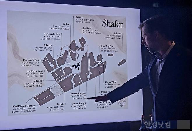 닉 홈스 글로벌 세일즈 부문 부사장이 쉐이퍼가 소유한 와이너리를 소개하고 있다. 사진=오세성 기자
