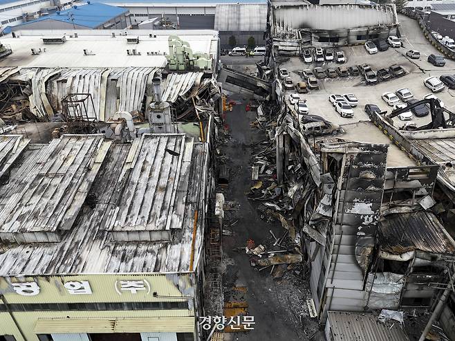 지난 20일 대전 대덕구 소재 자동차 부품 제조공장 안전공업에서 발생한 대형 화재로 사망자 14명을 포함해 74명의 사상했다. 22일 드론으로 내려다본 공장 건물들이 전소되거나 무너져 내려 처참한 모습을 드러내고 있다. 대전|문재원기자