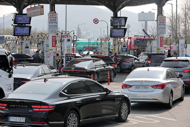 정부의 석유 최고가격제 2차 고시를 앞둔 26일 서울 서초구의 한 주유소가 기름값 인상 전에 미리 주유를 하려는 시민들의 차량으로 붐비고 있다. 정부는 이날 유류세 인하 폭을 확대하는 등 중동전쟁의 충격을 줄이는 민생 안정 대책을 추가로 발표했다. 연합뉴스