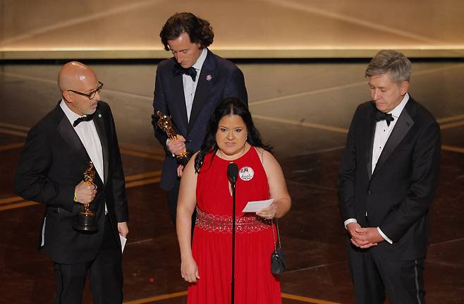 재키의 어머니 글로리아 카자레스가 지난 15일(현지시간) 미국 로스앤젤레스에서 열린 제98회 아카데미 시상식에서 <텅 빈 모든 방>이 단편 다큐멘터리상 수상작으로 호명된 후 수상 소감을 전하고 있다. 로이터연합뉴스