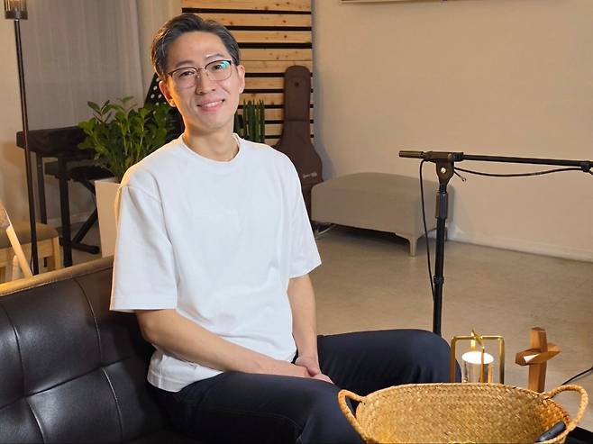 26일 경기 수원에 있는 모두의교회에서 만난 김성재 목사(38). 백재연 기자