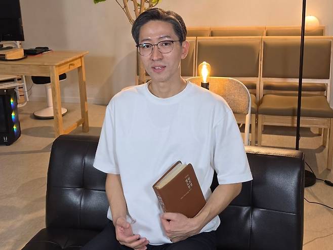 그의 기도 영상에 등장하는 티셔츠는 사진 속 흰색 반팔티를 포함해 총 3벌이다. 지난해 8월부터 기도 영상을 올리기 시작한 그는 "여름에 올리기 시작해 반팔에서 못 벗어나고 있다"고 말했다. 백재연 기자