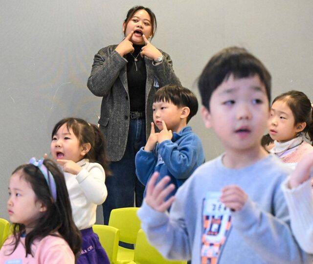 지난 15일 서울 서초구 서울드림교회 드림센터에서 산 소바낫이 예배하는 모습. 신석현 포토그래퍼