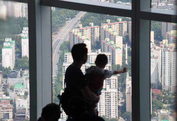 ▲ 서울 송파구 롯데월드타워 전망대 서울스카이에서 바라본 아파트 단지의 모습. ⓒ연합뉴스