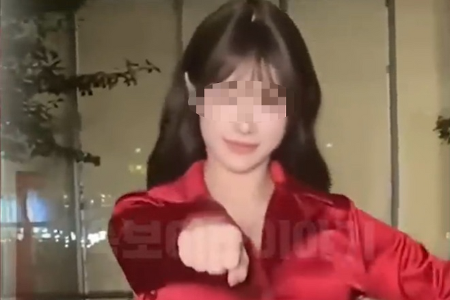 중국 체조 선수 출신 우류팡(31)이 1년 전 논란이 됐던 도발적 섹시 댄스 영상에 대해 입장을 밝혔다. [사진출처 = 영상캡처]