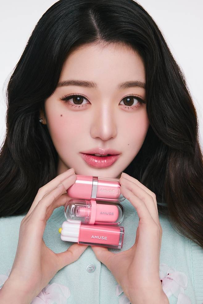 걸그룹 아이브의 장원영이 ‘어뮤즈’ 제품을 들고 포즈를 취하고 있다. <어뮤즈>