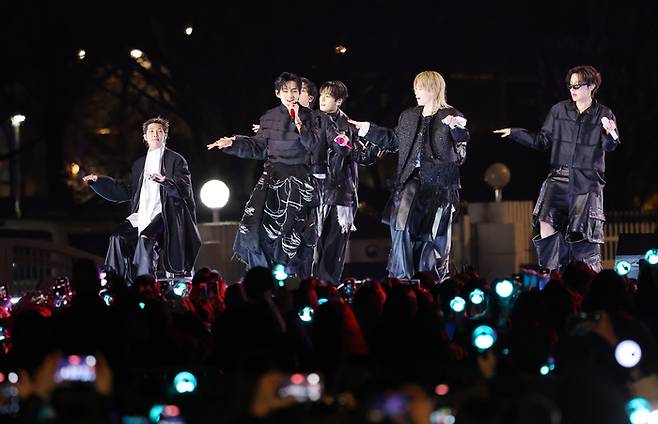 방탄소년단(BTS)이 정규 5집 ‘아리랑(ARIRANG)’ 발매를 기념해 지난 3월 21일 서울 광화문 광장에서 ‘BTS 컴백 라이브: 아리랑’을 열었지만 당초 기대감을 밑돌며 하이브엔터테인먼트 주가가 큰 폭으로 하락했다. 사진은 광화문광장에서 공연하는 BTS의 모습. (연합뉴스)
