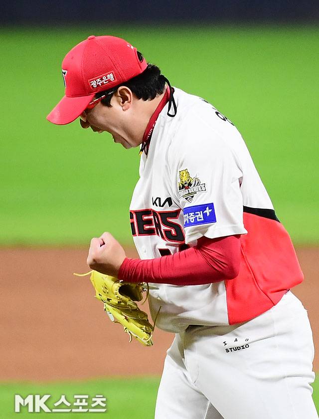 2024년 10월 23일 오후 광주 기아챔피언스필드에서 ‘2024 신한 SOL Bank KBO리그’ 삼성라이온즈와 KIA 타이거즈의 한국시리즈(KS·7전4선승제) 2차전 경기가 열렸다. KIA 선발 양현종이 5회초 2사 후 삼성 김영웅을 삼진처리한 후 환호하면서 마운드를 내려오고 있다. 사진=김영구 기자