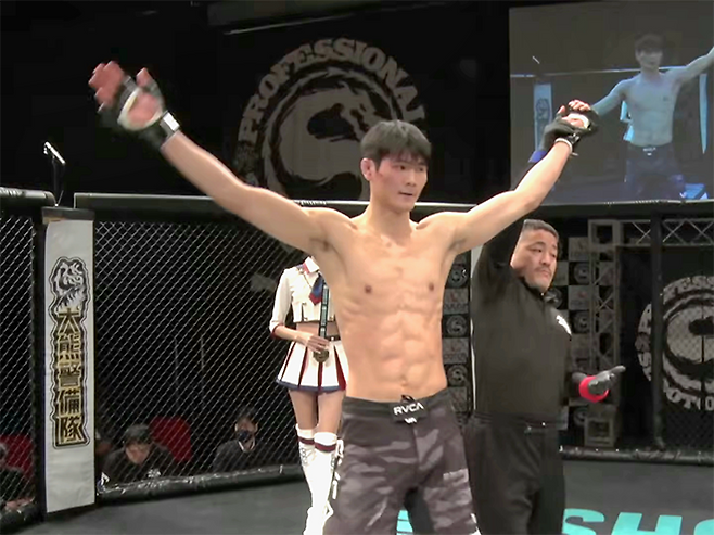 임관우가 2026년 1월 일본 종합격투기 단체 Shooto 도쿄 대회 라이트급 경기 승리 선언을 받으며 기뻐하고 있다. 사진=株式会社サステイン