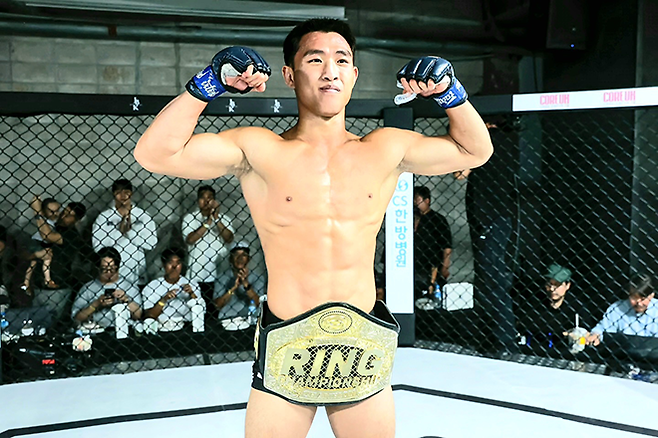 신유민이 2025년 8월 링챔피언십 밴텀급 타이틀 획득 기념 촬영을 하고 있다. 사진=Ring Championship