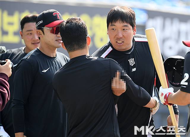 장난스러운 손가락 제스처. 사진=천정환 기자