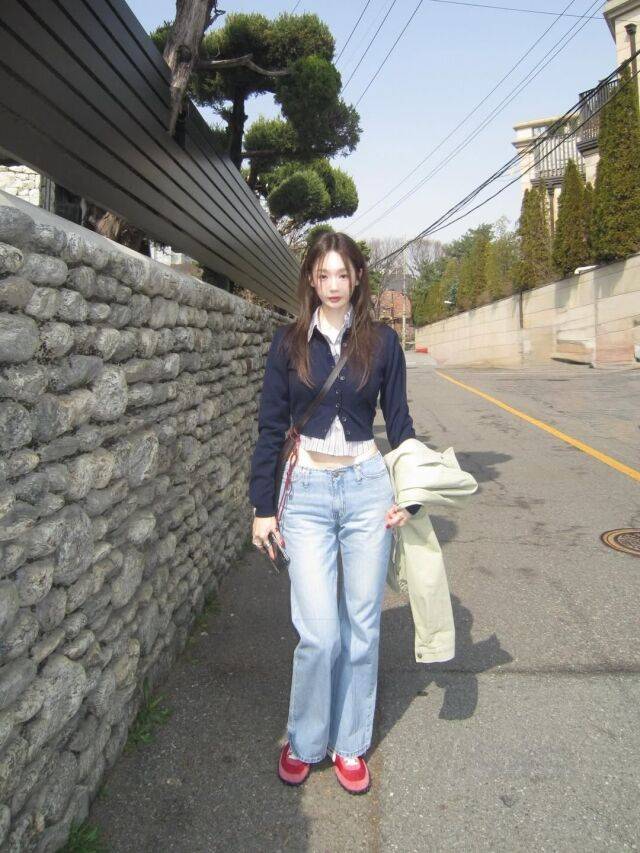 강민경이 봄 분위기가 물신 풍기는 일상을 공개했다. / 강민경 SNS