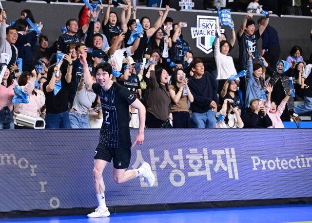 현대캐피탈 허수봉이 대역적승을 거둔 뒤 관중석으로 달려가 팬들과 함께 기뻐하고 있다 / 한국배구연맹(KOVO)