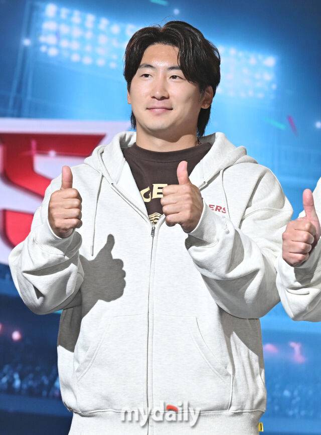 KIA 나성범이 26일 오후 서울 잠실 롯데호텔에서 진행된 '2026 신한SOL KBO리그 미디어데이'에서 포즈를 취하고 있다. '2026 신한SOL KBO리그 미디어데이'는 10개구단 감독 및 주장과 대표선수들이 참석해 2026 시즌에 대한 포부를 밝힌다. 이번 시즌에는 아시아쿼터 도입, 피치클락 단축, 비디오판독 범위 확대 등 다양한 변화가 시도된다. '2026 KBO리그'는 오는 28일 개막한다./잠실=송일섭 기자 andlyu@mydaily.co.kr