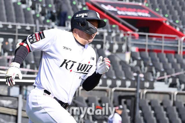 KT 김현수가 19일 오후 경기도 수원KT위즈파크에서 진행된 ‘2026 신한 SOL KBO리그’ 키움-KT의 시범경기 7회말 동점타를 때린 뒤 2루로 향하고 있다./마이데일리