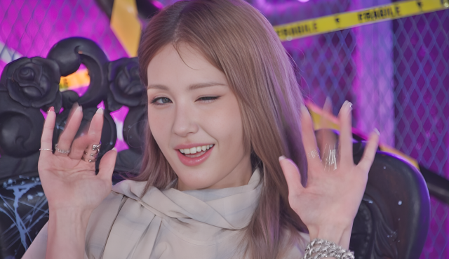 오는 30일 월요일 밤 10시 10분에 방송되는 SBS 예능 프로그램 '아니 근데 진짜!' 9회에는 전소미가 게스트로 출연해 4MC와 열정적인 댄스 배틀을 벌이며 역대급 웃음을 선사할 예정이다./ SBS '아니 근데 진짜!'