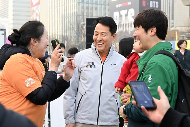 유아차런 행사에 참여한 부부와 대화를 하는 오세훈 시장