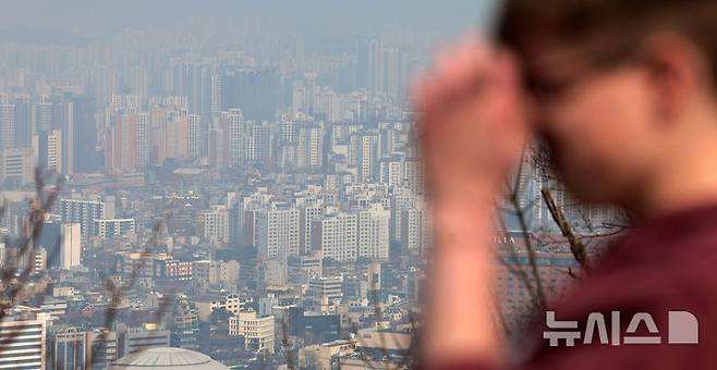 [서울=뉴시스] 홍효식 기자 = 서울 아파트 매매가격 상승 폭이 8주 만에 확대됐다. 26일 한국부동산원이 발표한 3월 넷째주(23일 기준) 주간 아파트가격 동향에 따르면 서울 아파트 매매가격은 0.06% 상승해 직전 주(0.05%)보다 오름폭이 커졌다.강남 3구(강남·서초·송파)와 용산구는 5주 연속 내림세이며, 나머지 18개 구는 모두 상승했다. 서울 내에서 '핵심지 하락'과 '외곽 상승'이라는 두 갈래 흐름이 뚜렷해지고 있다. 오는 5월 9일 시행되는 다주택자 양도소득세 중과를 앞두고 15억원을 기준으로 집값 추세가 갈린 것이다.사진은 26일 서울 중구 남산에서 바라본 서울 시내 아파트 단지 모습. 2026.03.26. yesphoto@newsis.com