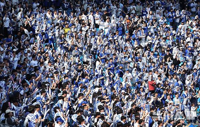 [대구=뉴시스] 이무열 기자 = 22일 대구 수성구 삼성라이온즈파크에서 열린 2026 KBO리그 시범경기 LG 트윈스와 삼성 라이온즈의 경기에서 관중들이 열띤 응원을 하고 있다. 2026.03.22. lmy@newsis.com