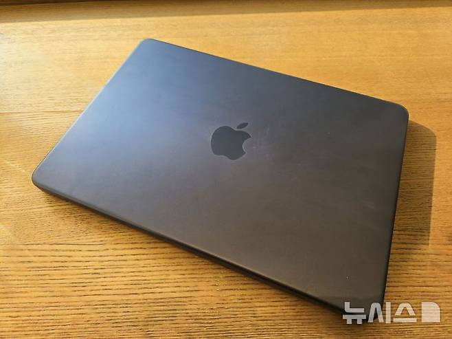 [서울=뉴시스]맥북 네오 인디고 컬러. (사진=윤현성 기자)