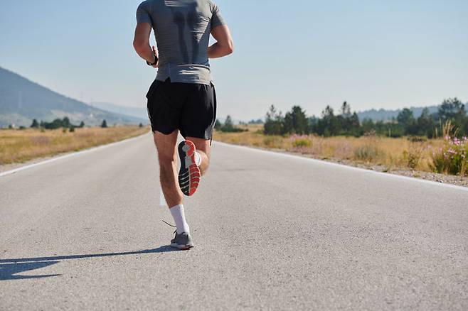 [서울=뉴시스]중국의 한 60대 남성이 암으로 세상을 떠난 아내를 기리기 위해 말레이시아 반도 2200㎞를 완주하는 대장정에 나섰다. (사진=유토이미지)&nbsp; *재판매 및 DB 금지