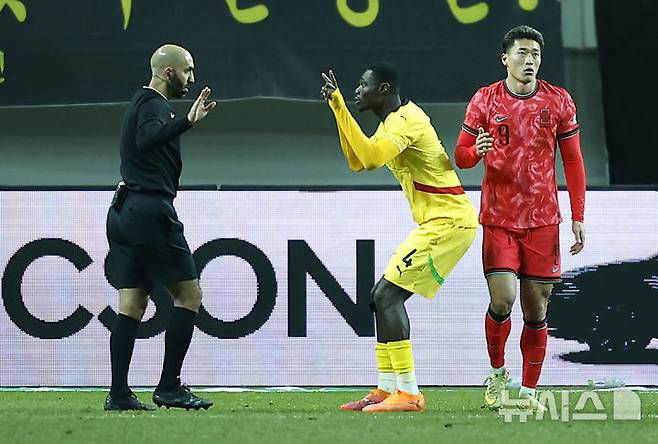 [서울=뉴시스] 정병혁 기자 = 18일 오후 서울 마포구 서울월드컵경기장에서 열린 축구 국가대표팀 평가전 대한민국과 가나의 경기, 가나 조나스 아제테이가 심판에게 항의하고 있다. 2025.11.18. jhope@newsis.com