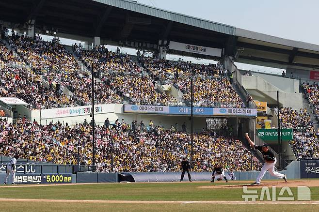 [서울=뉴시스] 배훈식 기자 = 2026 신한 SOL KBO리그가 개막한 28일 오후 서울 송파구 잠실야구장을 찾은 만원 관중이 열띤 응원을 하고 있다. 2026.03.28. dahora83@newsis.com