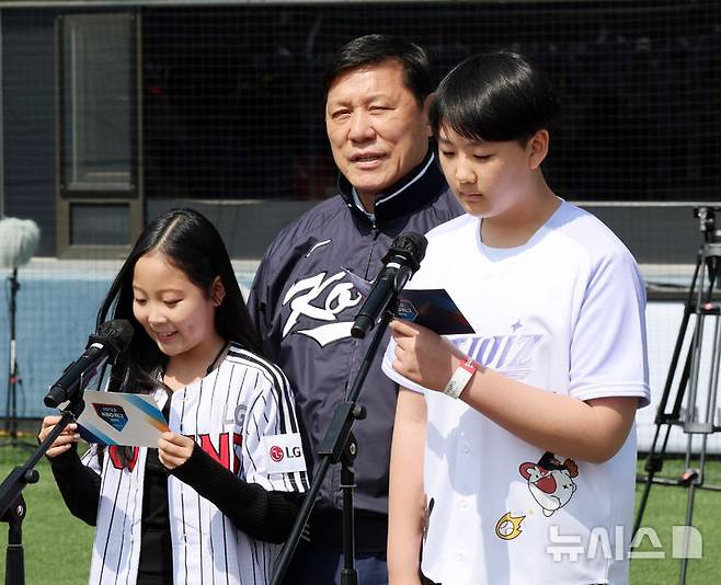 [서울=뉴시스] 배훈식 기자 = 2026 신한 SOL KBO리그가 개막한 28일 오후 서울 송파구 잠실야구장에서 허구연 총재가 어린이 팬들과 개막 선언을 하고 있다. 2026.03.28. dahora83@newsis.com