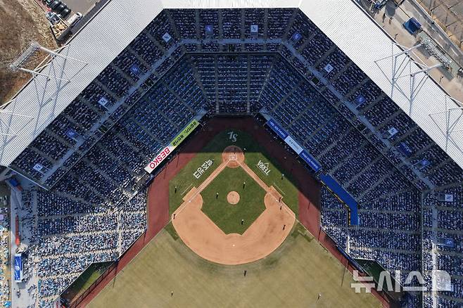 [대구=뉴시스] 이무열 기자 = 28일 대구 수성구 삼성라이온즈파크에서 열린 2026 신한 SOL KBO리그 롯데 자이언츠와 삼성 라이온즈의 개막전을 찾은 관중들이 경기를 즐기고 있다. 2026.03.28. lmy@newsis.com