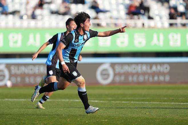 [천안=뉴시스] 천안시티FC 공격수 우정연이 28일 열린 전남드래곤즈와 경기에서 선제골을 기록하고 기뻐하고 있다. (사진=천안시티FC 제공) 2026.03.28 photo@newsis.com *재판매 및 DB 금지