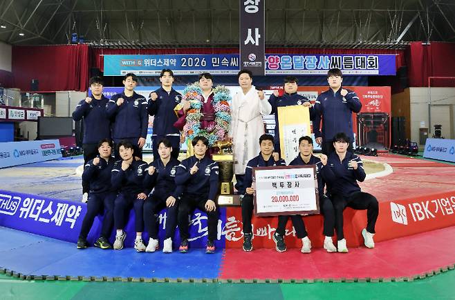 김민재가 김기태 감독 등 영암군민속씨름단과 기념 촬영한 모습. 협회