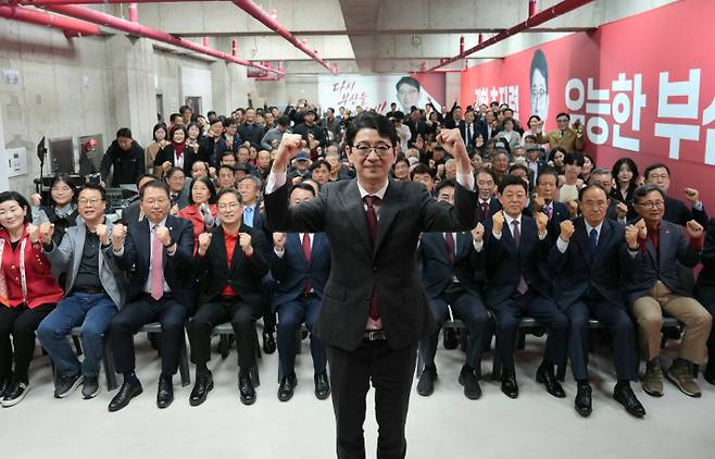 28일 주진우(중앙) 의원이 도전하는 부산시장 경선 선거캠프에 김희정(왼쪽부터),곽규택, 조승환, 박수영 의원 등이 함께했다. 캠프 제공