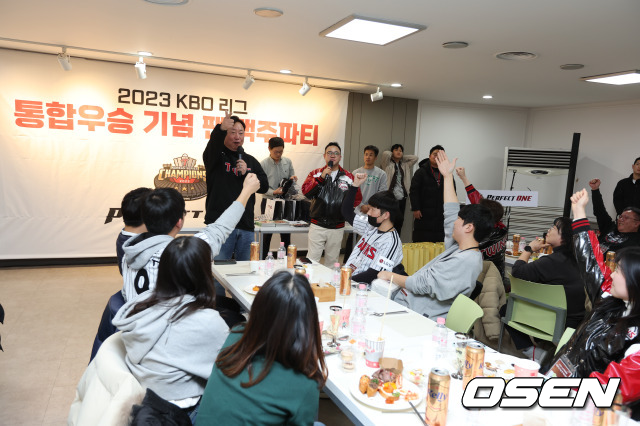 [OSEN=잠실, 조은정 기자]LG트윈스의 2023 KBO 리그 통합우승 기념 팬 맥주파티가 잠실야구장에서 열렸다.LG 차명석 단장이 팬들과 맥주파티를 하고 있다. 2023.12.20 /cej@osen.co.kr