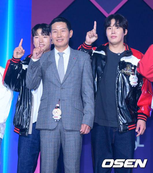 [OSEN=지형준 기자] 2026 신한 SOL KBO 리그 미디어데이&팬페스트 행사가 26일 서울 송파구 롯데호텔 월드에서 열렸다.&nbsp;LG 염경엽 감독, 박해민, 임찬규가 포토타임을 하고 있다. 2026.03.26&nbsp;/ jpnews@osen.co.kr