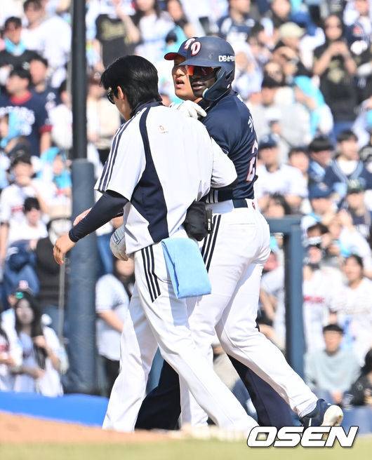 [OSEN=창원, 이석우 기자] 28일 창원NC파크에서 2026 신한 SOL KBO 리그 NC 다이노스와 두산 베어스의 경기가 열렸다. 홈팀 NC는 구창모가, 방문팀 두산은 플렉센이 선발 출전했다. 두산 베어스 카메론이 4회초 좌익수 뒤 2루타를 치고 강승호 타석때 부상으로 교체되고 있다. 2026.03.28 / foto0307@osen.co.kr