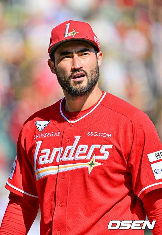 [OSEN=인천, 민경훈 기자] 28일 인천 SSG랜더스필드에서 ‘2026 신한 SOL KBO리그’ SSG 랜더스와 KIA 타이거즈의 개막전이 열렸다.이날 경기에서 SSG은 화이트를, KIA는 네일을 선발로 내세웠다.5회초 무사 주자 2루 KIA 오선우 타석에서 SSG 선발 화이트가 강판을 당하고 있다. 2026.03.28&nbsp;/ rumi@osen.co.kr