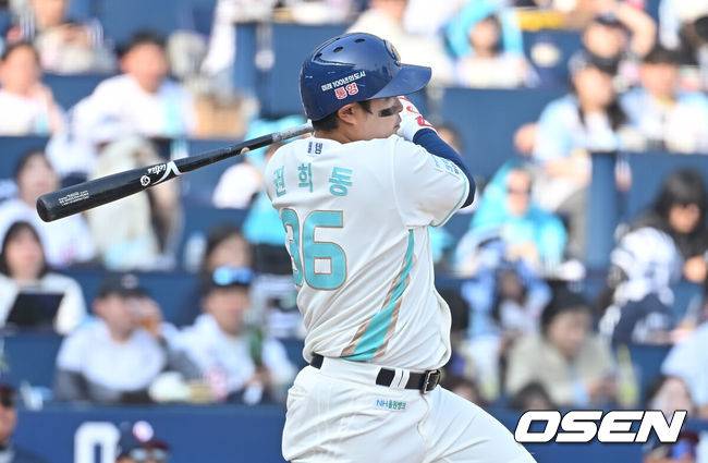 [OSEN=창원, 이석우 기자] 28일 창원NC파크에서 2026 신한 SOL KBO 리그 NC 다이노스와 두산 베어스의 경기가 열렸다. 홈팀 NC는 구창모가, 방문팀 두산은 플렉센이 선발 출전했다. NC 다이노스 권희동이 6회말 2사 2루 좌익수 앞 1타점 안타를 치고 있다. 2026.03.28 / foto0307@osen.co.kr